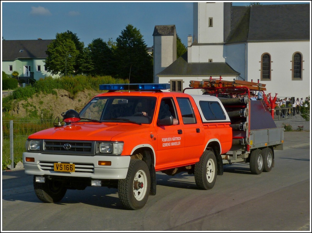 Toyota Hilux mit Anhnger der Feuerwehr aus Noertrange, Gemeinde Winseler, aufgenommen am 06.07.2013. 