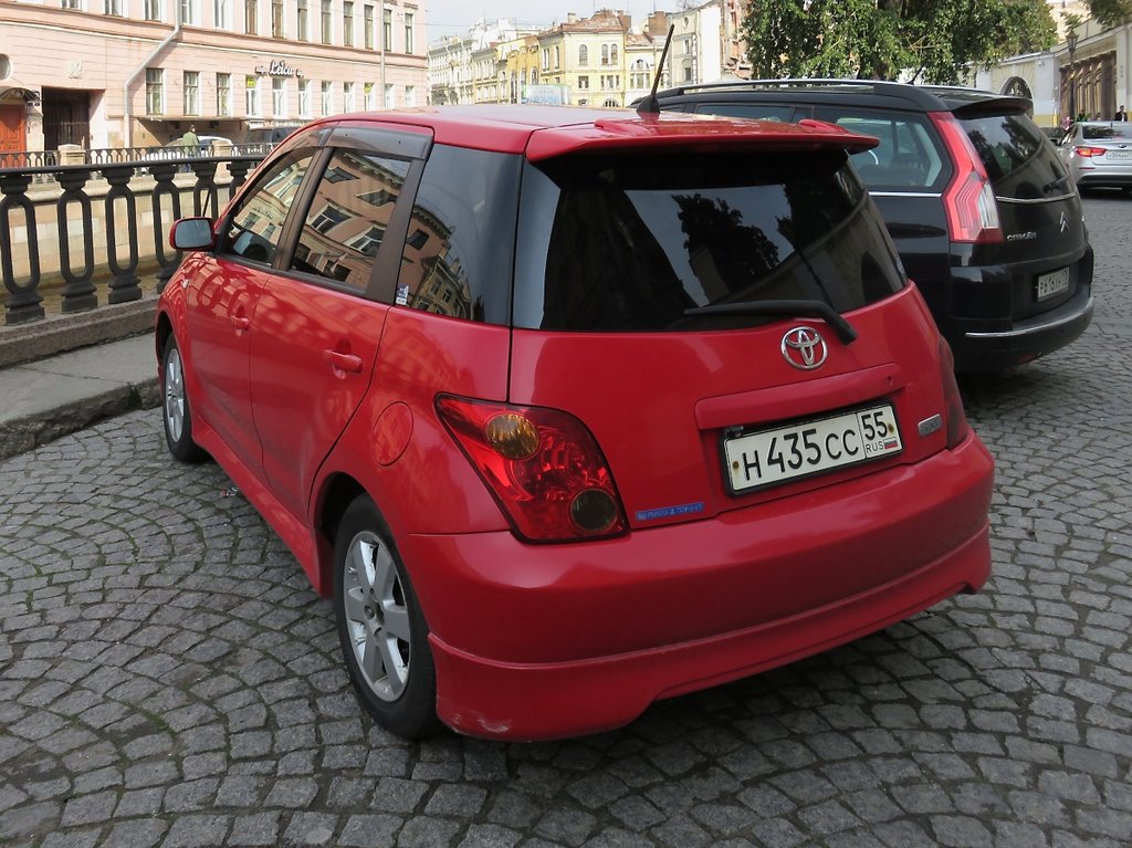 Toyota  ist  (heißt wirklich so, siehe https://de.wikipedia.org/wiki/Toyota_Ist) in St. Petersburg, 10.9.17 
