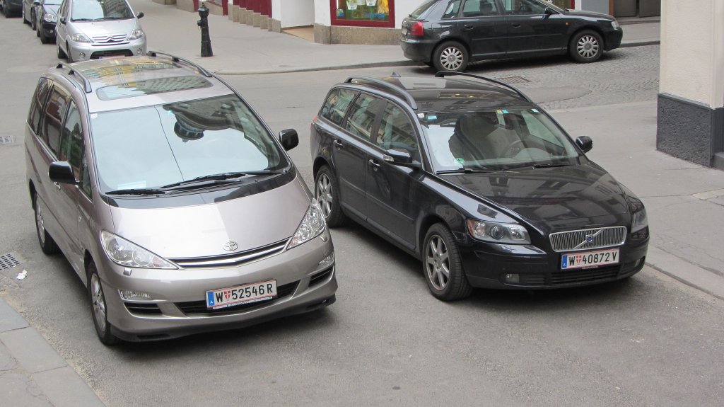 Toyota neben Volvo in Wien.(5.4.2012)