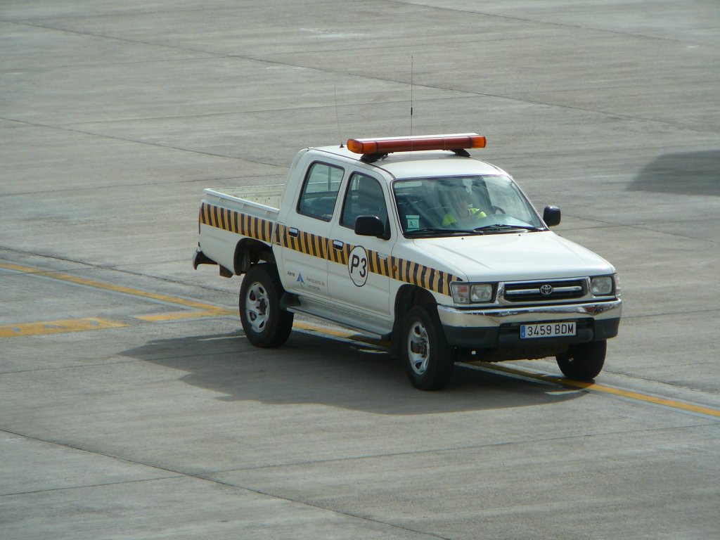 Toyota Pickup als  FOLLOW ME - Fahrzeug  auf dem Airport Arrecife/Lanzarote im Januar 2010