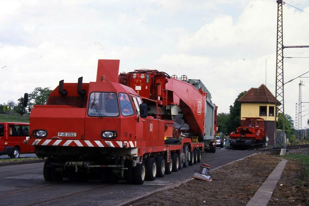 Trafo Transport Fahrzeug der DB,
ein sogen. Tausendfssler, hier bei einem Einsatz
am Bahnhof Westerkappeln - Velpe am 9.9.2003.