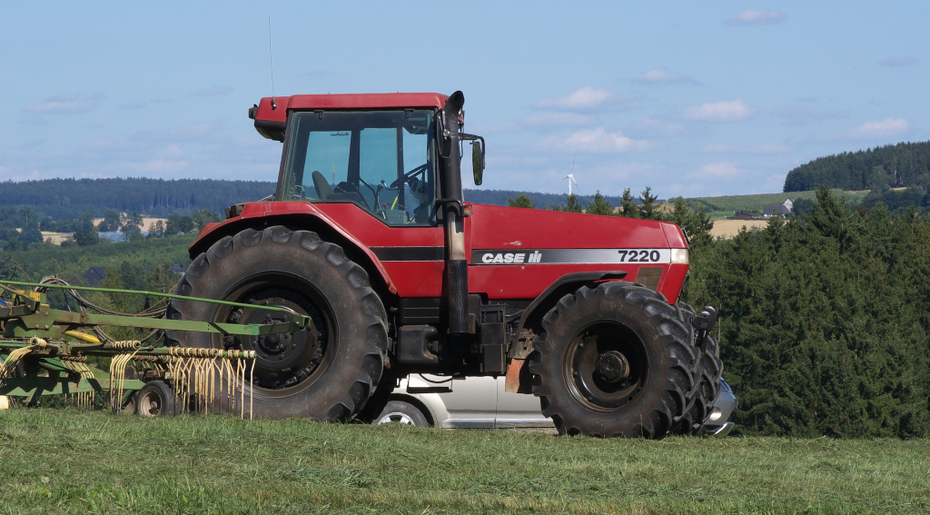 Traktor Case 7220 beim Arbeitseinsatz bei Pottiga im Saale-Orla-Kreis. 01.08.2012