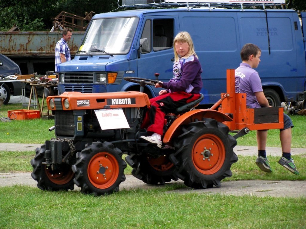 Traktor KUBOTA B 6000, auch Kinder, so wie hier ein Mdchen als Fahrerin kann sich fr Technik begeistern, fotografiert beim 11. Oldtimertreffen Hagenow [26.08.2012]