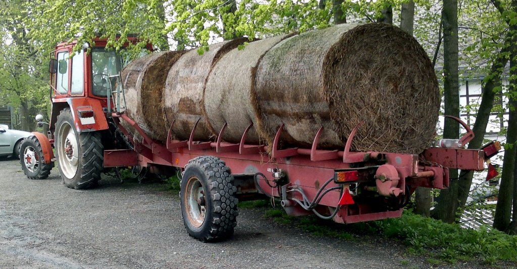 Traktor mit Strohhnger in Pahren. Foto 07.05.13