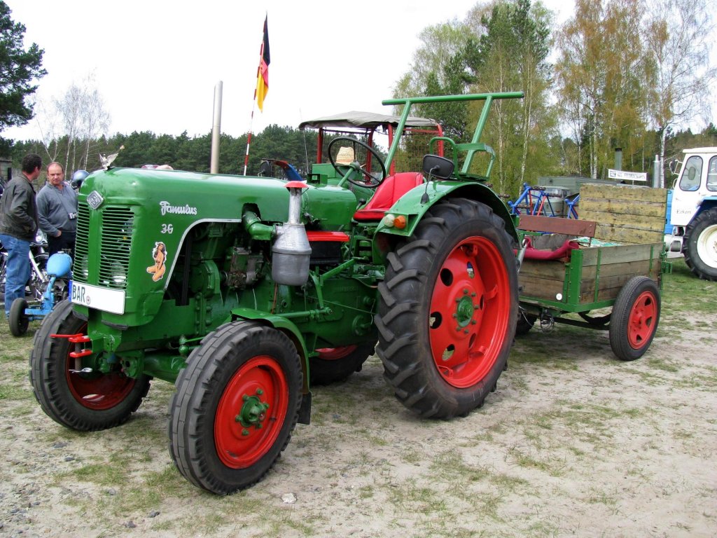 Traktoren  Famulus 36  mit 1achs-Anhnger aus dem Landkreis Barnim (BAR) fotografiert beim Ostfahrzeug-Treffen Finowfurt [24.04.2010]