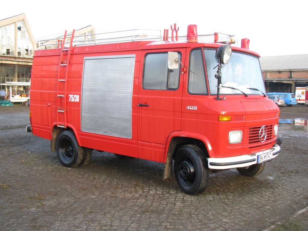 Transporter MB 409 der -Feuerwehr- aus der Landeshauptstadt Schwerin (SN) gesehen beim 6. Oldtimertreffen im ex. KIW  Vorwrts  in Schwerin [07.10.2012]
