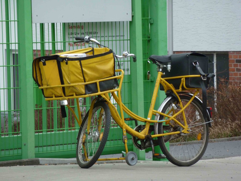 Transportrad eines Postzustellers in Fulda, Mrz 2012