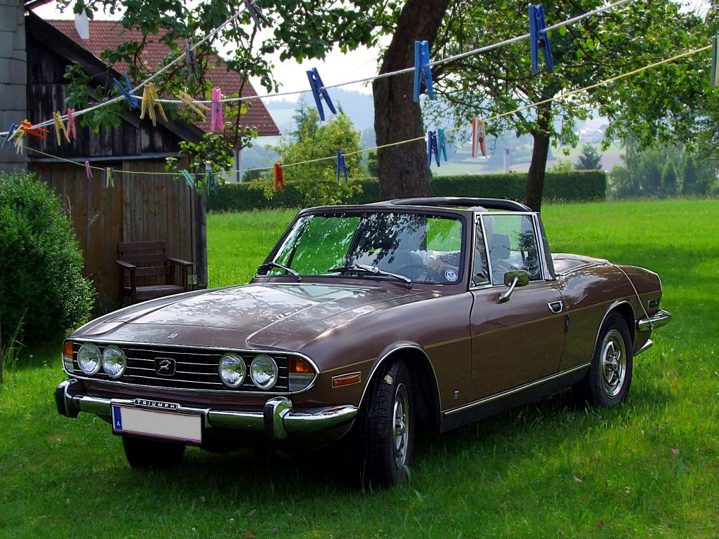 Triumph-Stag wurde im Zeitraum von 197077 in 25.877 Exemplaren hergestellt, und ist bei der Oldtimerausstellung  Stehrerhof  auf der Suche nach einem geeignetem Abstellplatz;100704