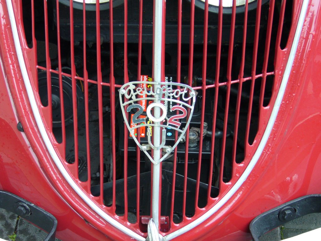 Typenemblem an der Frontmaske eines Peugeot 202