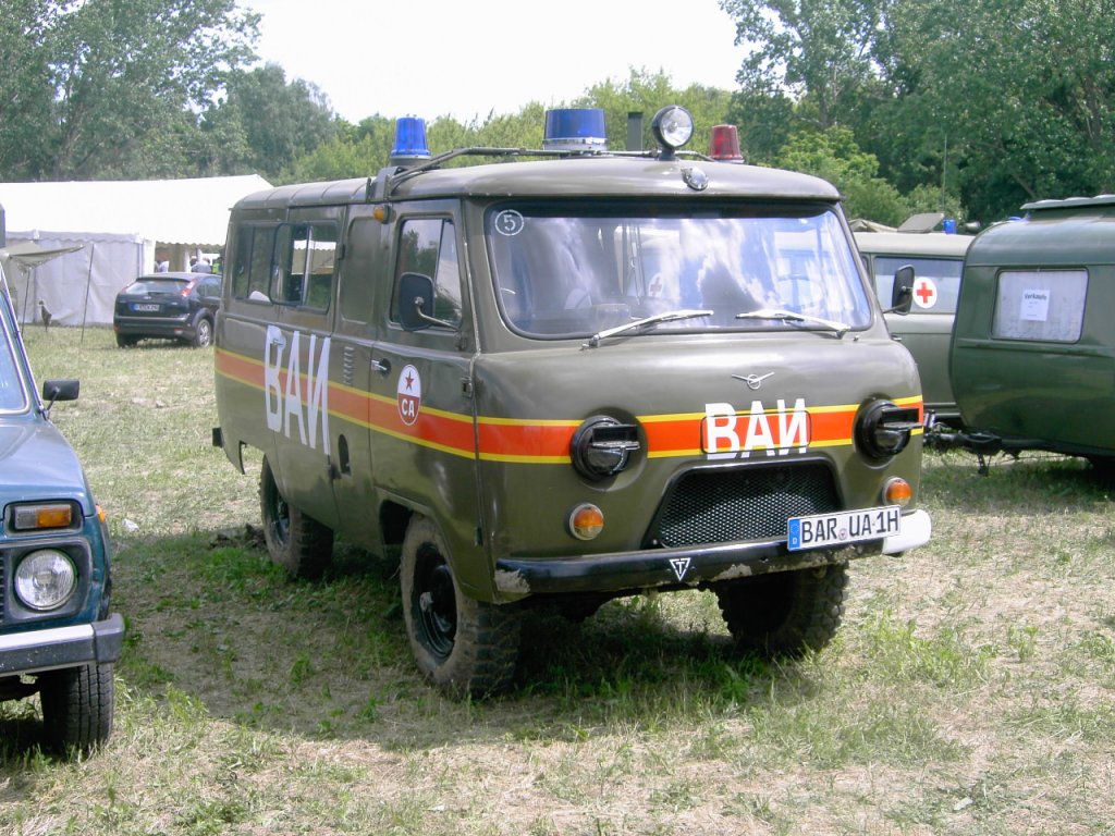 UAZ 452 der sowjetischen Militrpolizei, gesehen in Alt Tucheband, beim Fahrzeugtreffen, 05/2007.