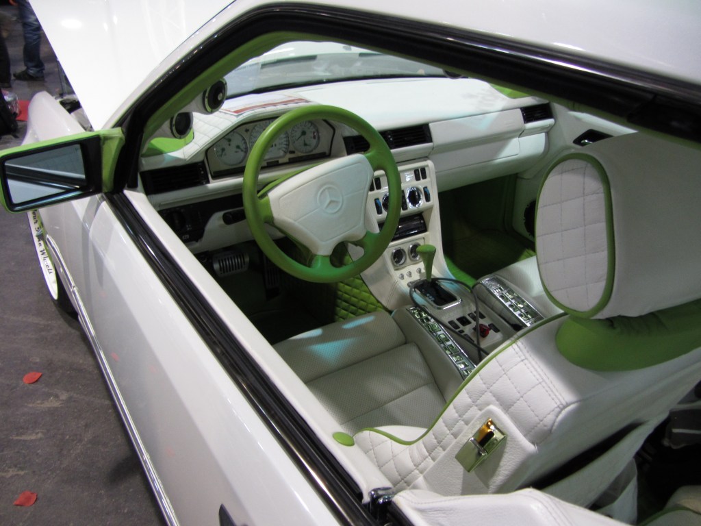 Umgebauter Innenraum eines lterer Mercedes (W124, E-Klasse). Aufnahme: Carstyling Tuning Show 2012.