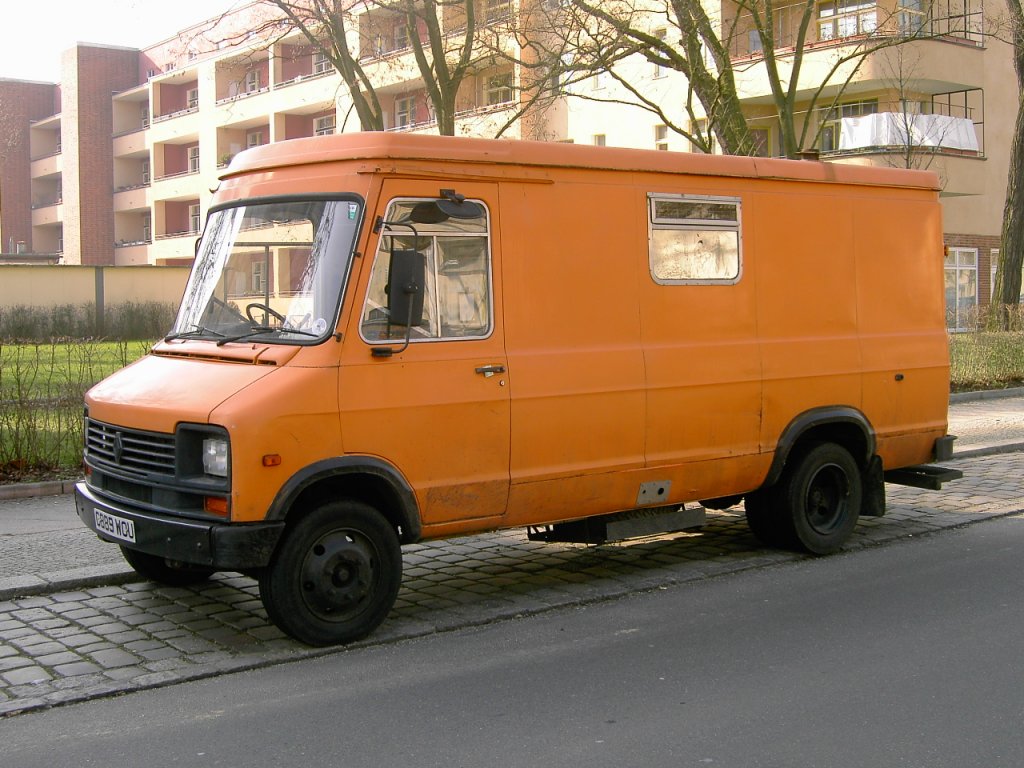 Unbekannter Renault Transporter aus Grossbritannien, gesehen 07/2008 in Berlin.
