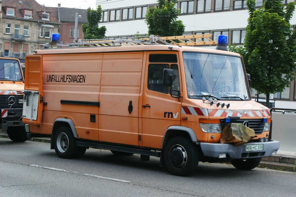 Unfallhilfswagen Mercedes-Benz 814D (MA-HC 339) der RNV (Rhein-Neckar-Verkehr GmbH) in Mannheim. Aufgenommen am 21.06.2012 an der Haltestelle  Theresienkrankenhaus .