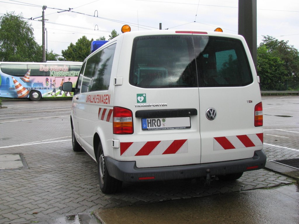 Unfallhilfswagen VW T 5, Nr 422 der  RSAG  aus der Hansestadt Rostock (HRO) anllich 130 Jahre Strba in Rostock [27.08.2011]
