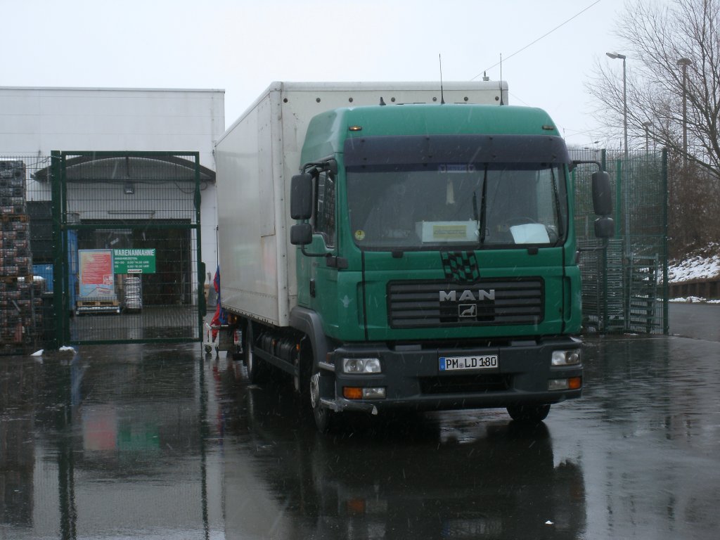 Ungemtliches Wetter,am 18.Februar 2013,als ich Diesen MAN-Kasten-LKW,am Baumarkt in Bergen/Rgen fotografierte.