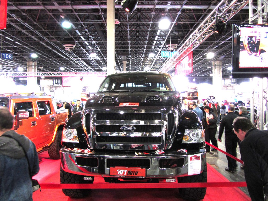 Unglaublich riesiger Ford ?F-750?, der daneben stehende Hummer ist auch ziemlich klein. Foto: Carstyling Tuning Show 2012.
