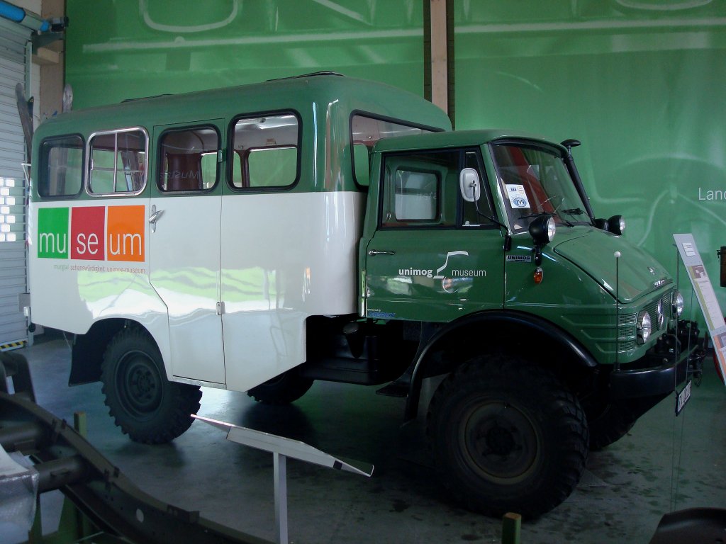 Unimog 416a, der Unimog-Bus mit 80PS hat 15 Pltze, Baujahr 1965, Unimog Museum Gaggenau, Aug.2010   