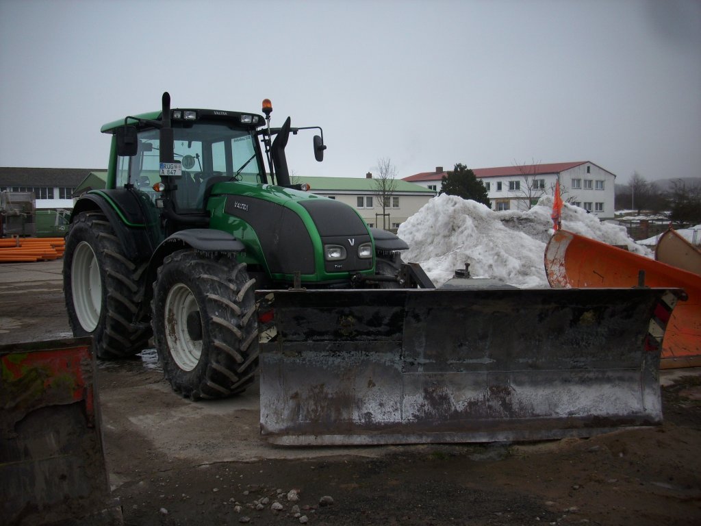 Valtra-Traktor am 10.Mrz 2010 in Bergen/Rgen.