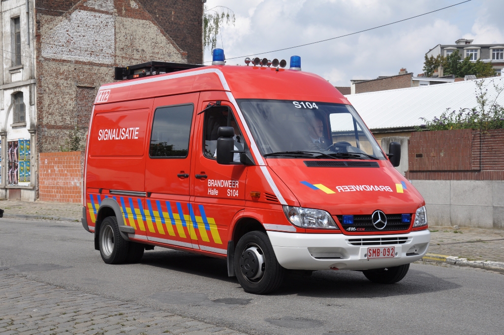 Verkehrssicherungsfahrzeug Mercedes Sprinter 416CDI der Feuerwehr Halle, ehemalige Vorausgertewagen damals geliefert durch die Firma Vanassche, Aufnahme am 21.07.2011 in Brussel
