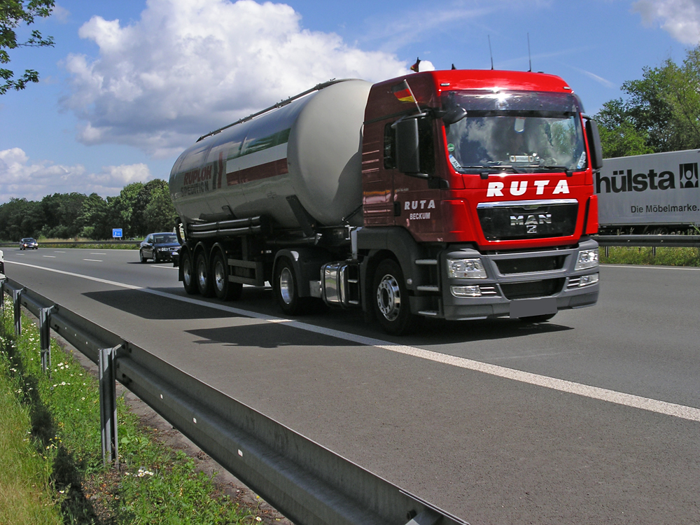 ..vermutlich ein MAN -TGS 18.440 Tankauflieger mit WM begeistertem Trucker von RUTA-Transporte - gesehen nahe Ldenscheid auf der A45 am 15.7.10 