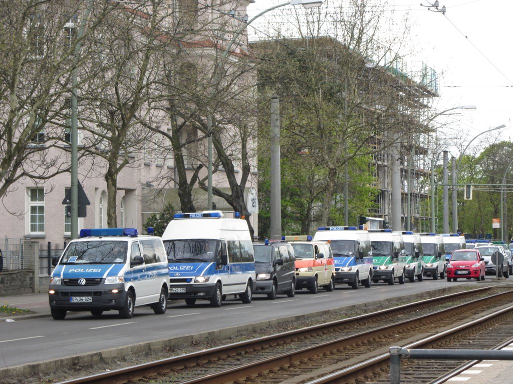Verschiedene Polizeifahrzeuge, darunter ein Polizeikrankenwagen der Bundespolizei, am 1.5.2013 in der Treskowallee in Berlin.