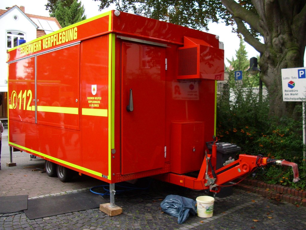 Versorgungsanhnger der LA Jllenbeck der Freiwilligen Feuerwehr Bielefeld. Innen ist er zu einer kleinen Kche ausgebaut.