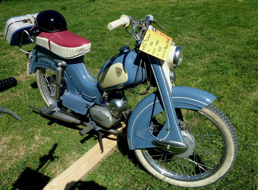 Victoria, Baujahr 1961, das Moped aus Nrnberg leistete 1.25PS, Oldtimertreffen Krnbach, Aug.2012