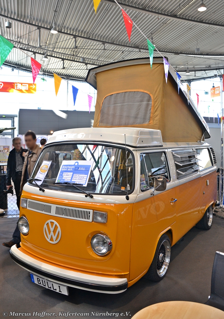 Volkswagen-Bus T2 mit Campigausstattung, gesehn am 10. Mrz 2013 bei Retro Classics in Stuttgart.