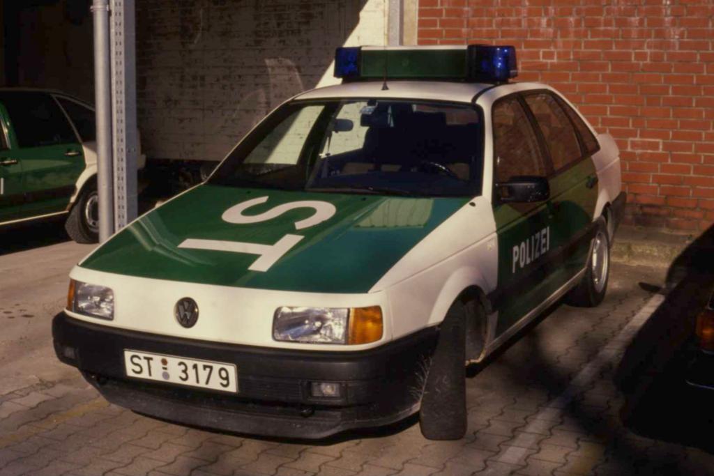 Volkswagen Passat CL 
Streifenwagen
der Polizeistation Lengerich
Kreispolizeibehrde Steinfurt
am 10.02.1990 in Lengerich