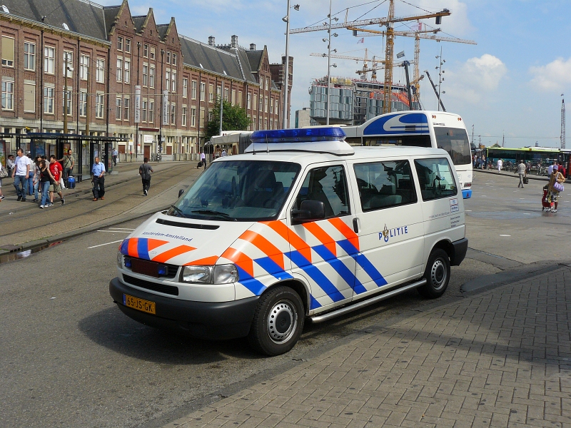 Volkswagen Polizei Streifenwagen. Amsterdam Centraal Station 12-07-2010.