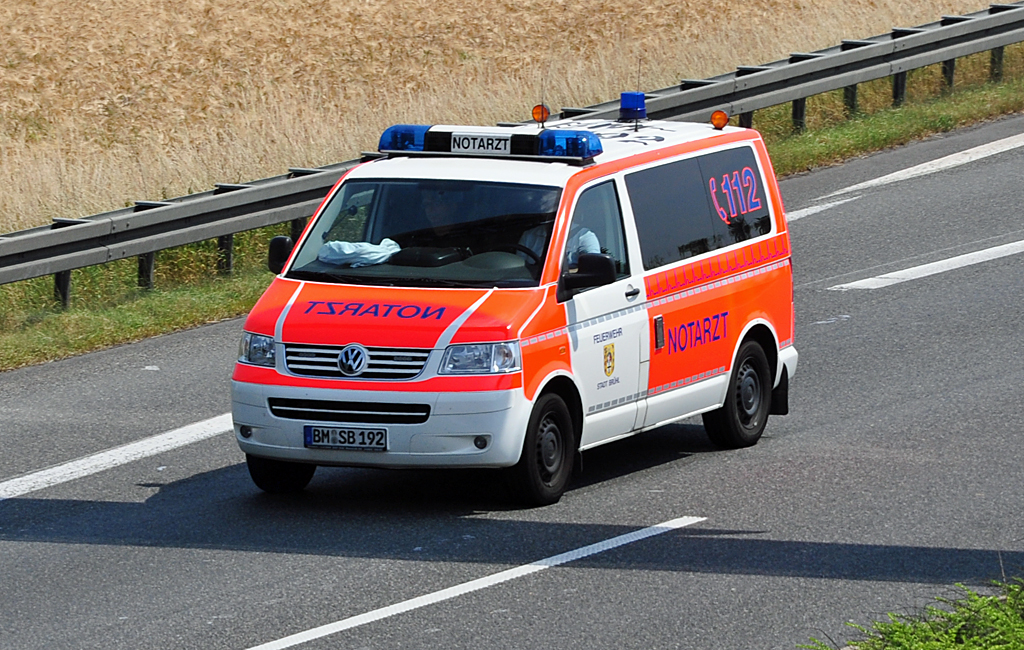 Volkswagen T4, Notarzt-Feuerwehr aus Brhl, auf der A61 bei Weilerswist - 28.06.2010