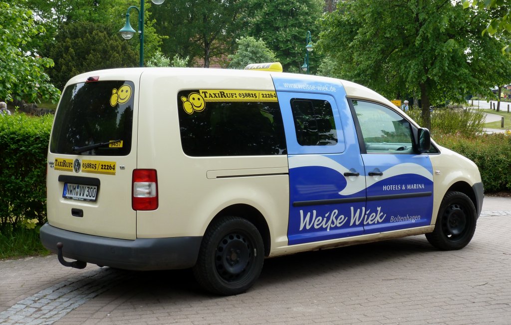 Volkswagen VW Caddy als Taxi an der Promenade von Boltenhagen mit mit Werbung fr die Weie Wiek 31/05/2013 Heckansicht