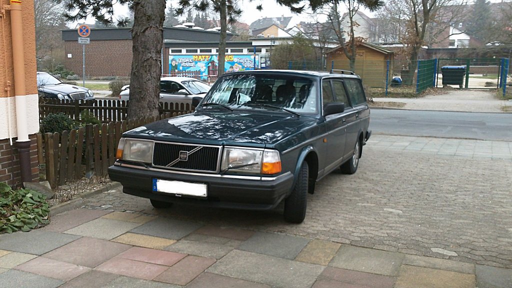 Volvo 240 Combi, am 30.01.2011 in Lehrte.
