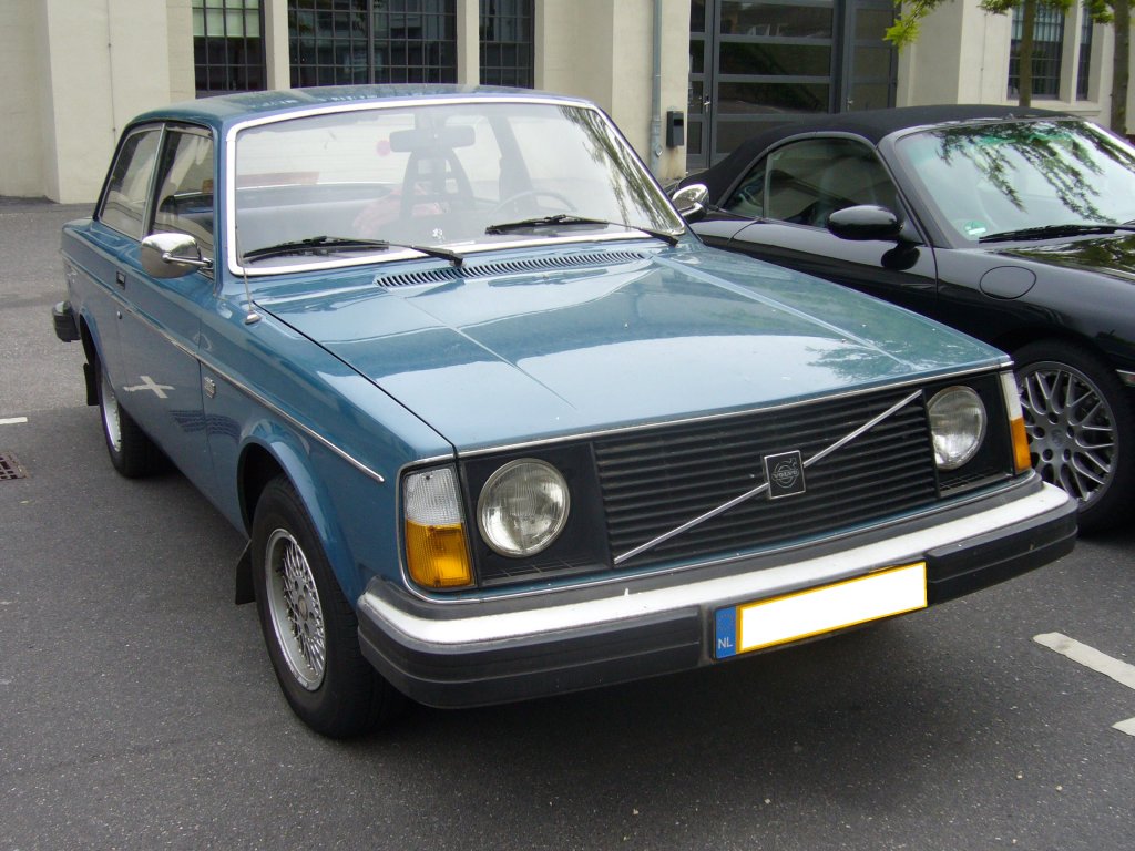 Volvo 242 DL. 1974 - 1977. Die Serie 240 von Volvo wurde von 1974 - 1993 mit etlichen Facelifts produziert. Hier wurde ein 242 (Serie 200 4 Zylinder 2-trig) der ersten Serie (bis 1977) abgelichtet. Die 240´er Reihe war wahlweise mit Benzin- oder Dieselmotoren lieferbar. Besucherparkplatz der Classic Remise Dsseldorf am 09.06.2013.