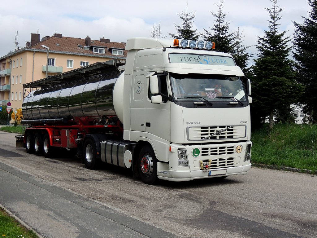 VOLVO 420 FH12, transportiert im Tankauflieger eine Ladung Milch; 130427