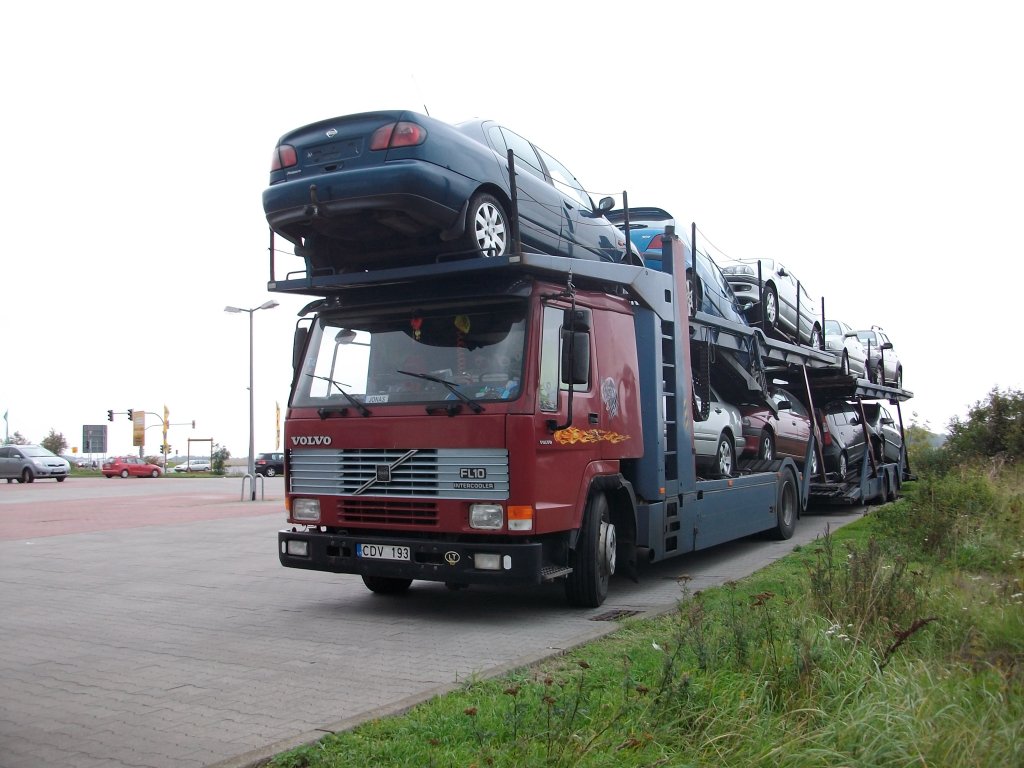 VOLVO-Autotransporter aus Litauen wieder auf dem Weg nach Litauen am 10.September 2010 auf einem Parkplatz in Bergen/Rgen.