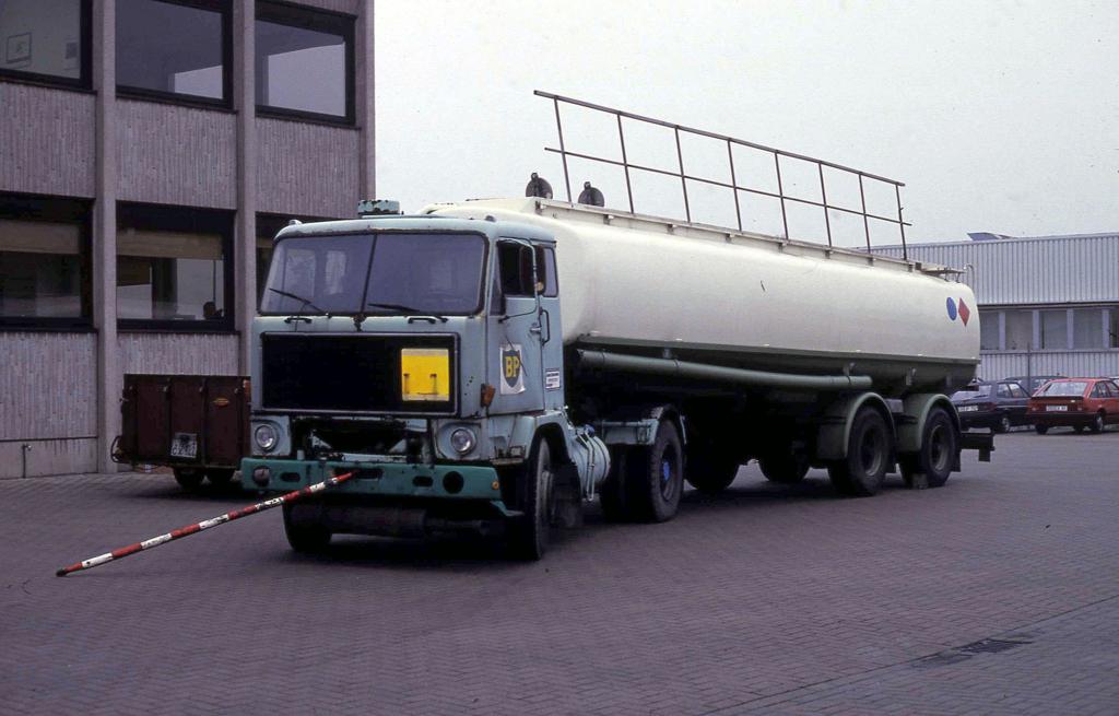 Volvo F 89 mit Tanksattel am 12.11.1990 in Osnabrck - Atter.