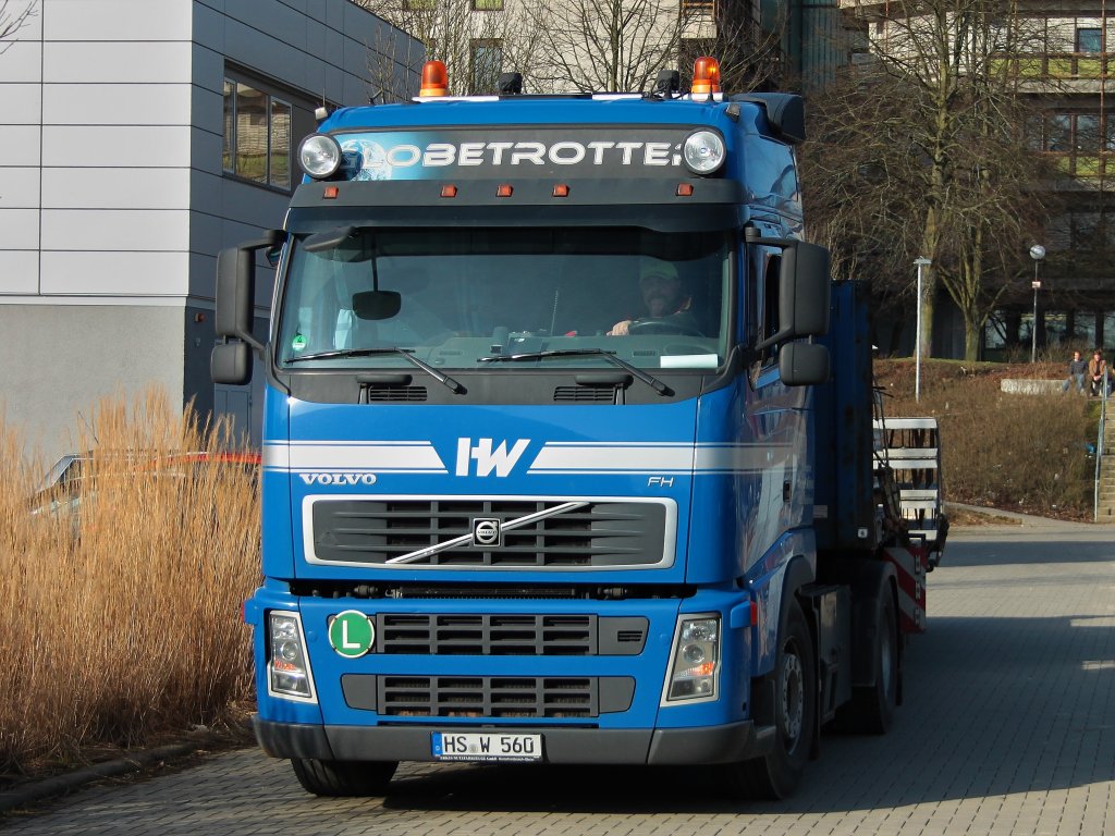 Volvo FH Globetrotter wartet mit Betonfertigteilen auf dem Auflieger am 09.03.2012 vor einer Baustelle in Aachen.