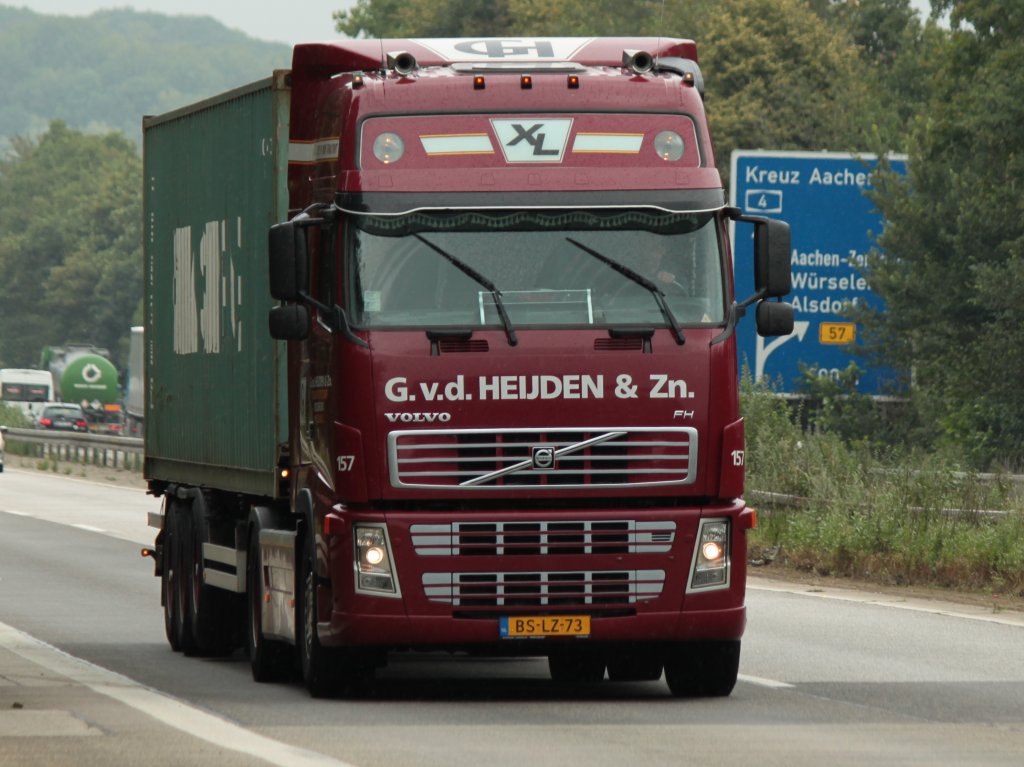 Volvo FH mit Containerauflieger am 26.07.2011 auf der A4 kurz vor der Niederlndischen Grenze.