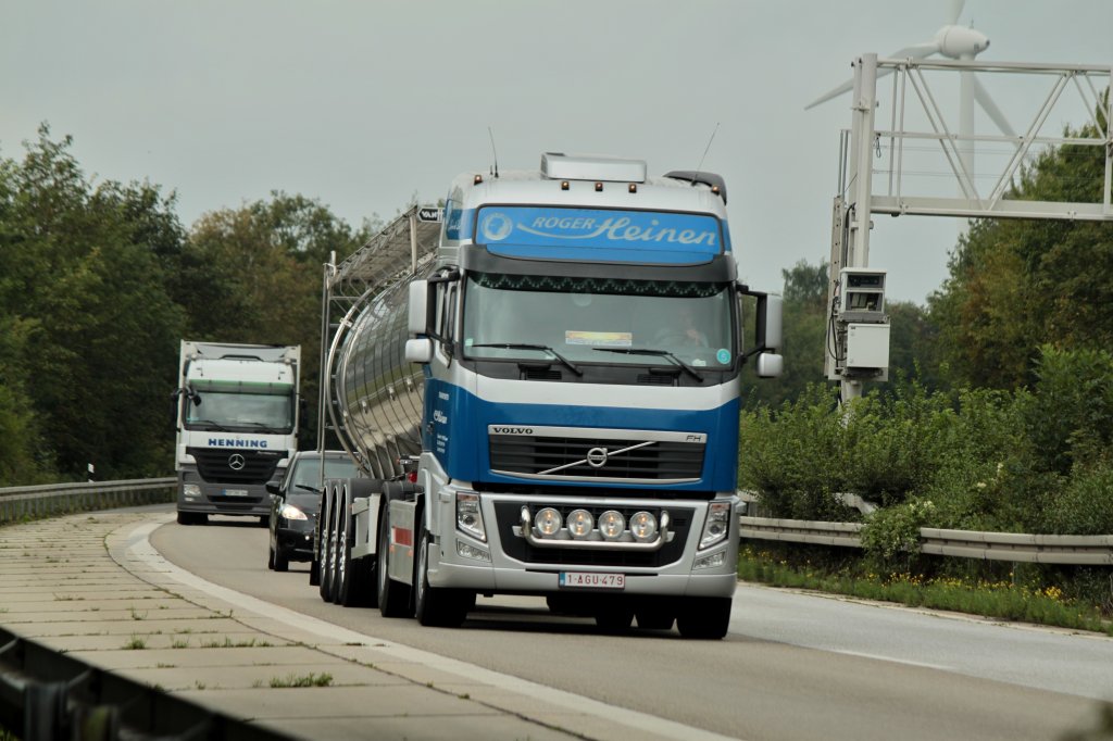Volvo FH mit Tankauflieger am 12.08.2011 auf der A4 kurz hinter der Niederlndischen Grenze.