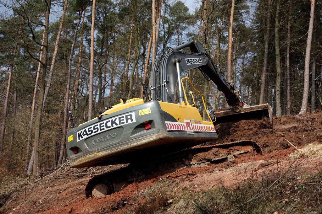 Volvo der Firma  KASSECKER  bei Vorbereitungsarbeiten fr die Laugenleitung der K&S in der Gemarkung 36100 Petersberg-Marbach im April 2013