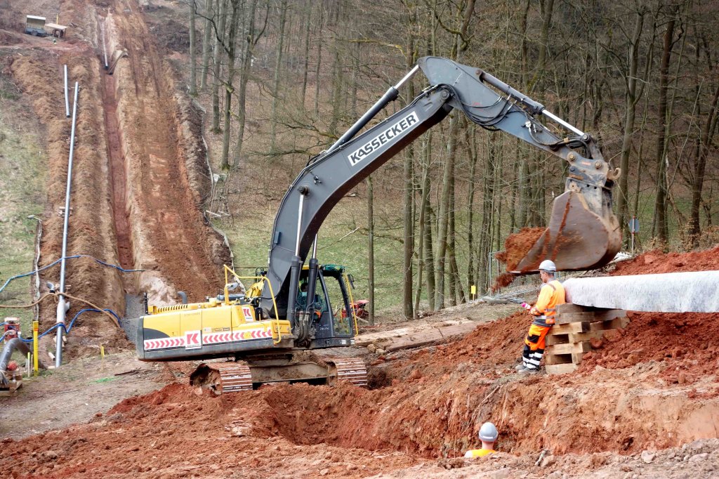 Volvo der Firma  KASSECKER  beim Grabenaushub fr die Laugenleitung der K&S in der Gemarkung 36100 Petersberg-Marbach im April 2013