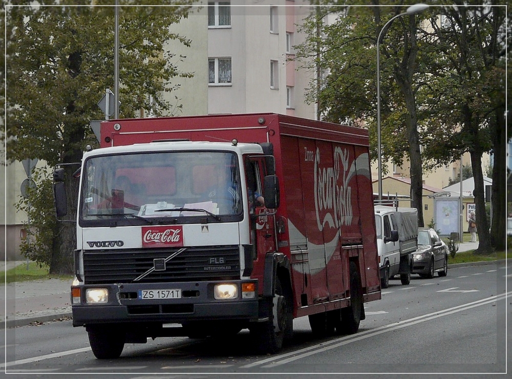Volvo FL 6 mit Getrnkeaufbau unterwegs in den Strassen von Swinoujscie (Polen).  23.09.11