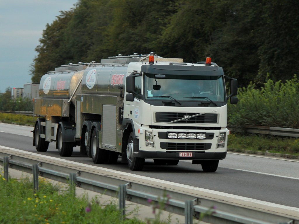 Volvo FM Milchtransporter Hngerzug am 20.09.2011 auf der A4 kurz hinter dem Aachener Kreuz in Richtung Niederlande.