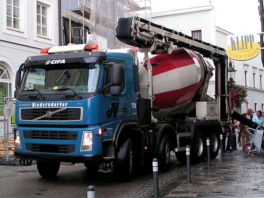 VOLVO FM400 liefert die graue Baumasse zu einer kleinen Baustelle in der Rieder Innenstadt; 110722