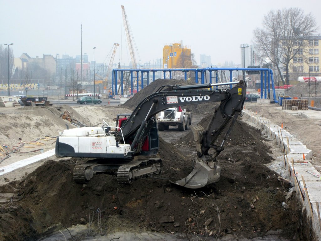 Volvo Ketten-Bagger bei der Arbeit am 10.04.2013. Die S21 wird neu gebaut und die Baustelle befindet sich nrdlich des Berliner Hbf..