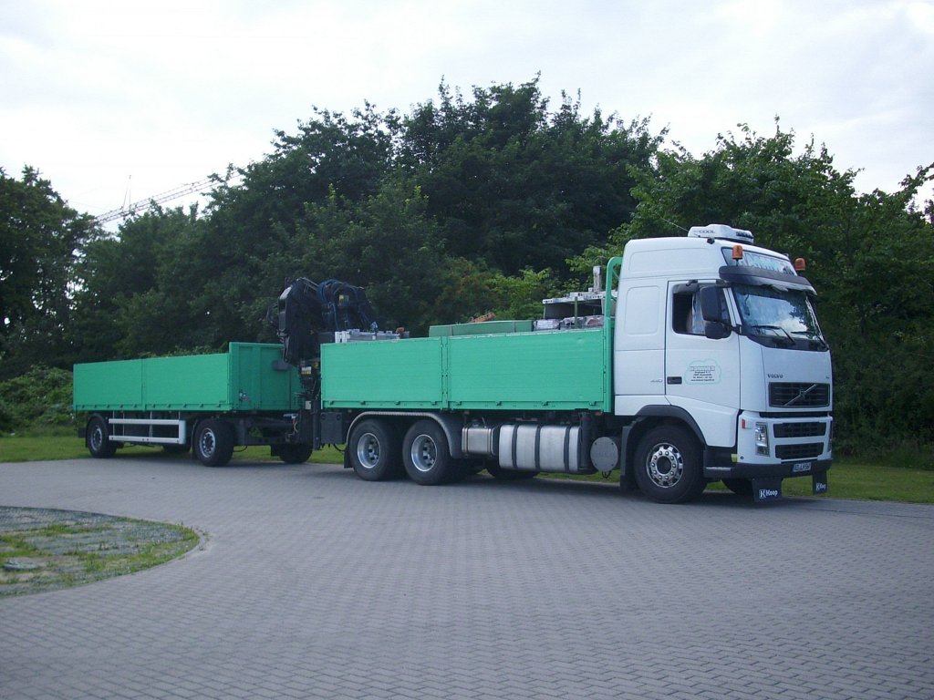 Volvo mit Pritschenaufbau als Hngerzug in Sassnitz am 09.08.2012