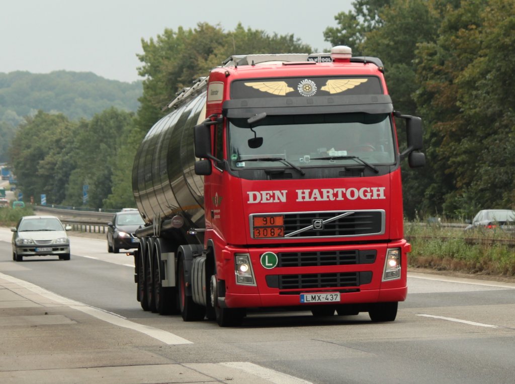 Volvo mit Tankauflieger am 26.07.2011 auf der A4 kurz vor der Niederlndischen Grenze.