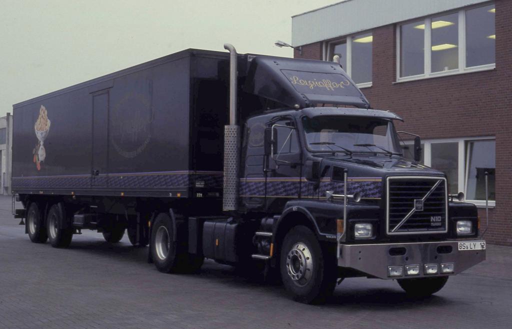 Volvo N 10 Sattelzug der Confiserie Leysieffer hier am 12.11.1990 in Osnabrck Atter.