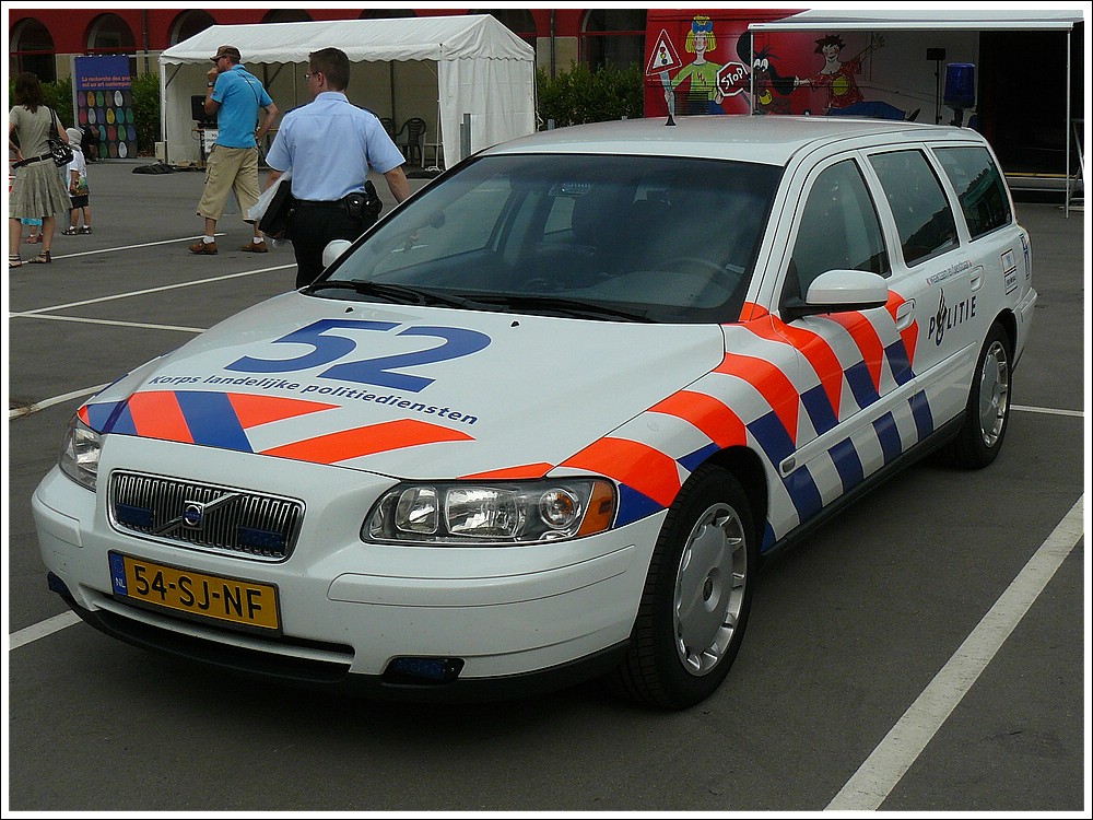 Volvo der niederlndischen Polizei  Korps landelijke Politiediensten   zu Besuch in Diekirch am 04.07.2010